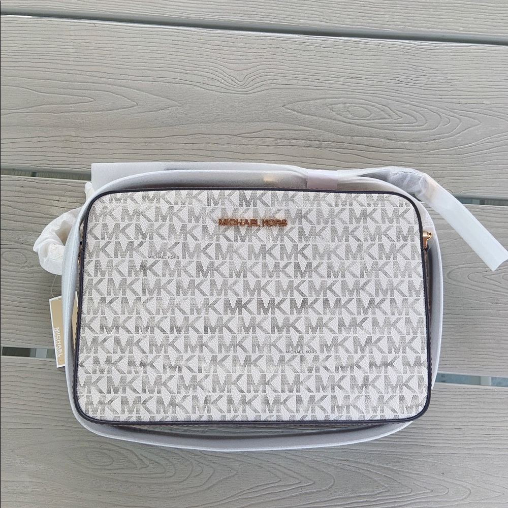 Micheal Kors vanilla logo crossbody and wallet set - Picture 14 of 16